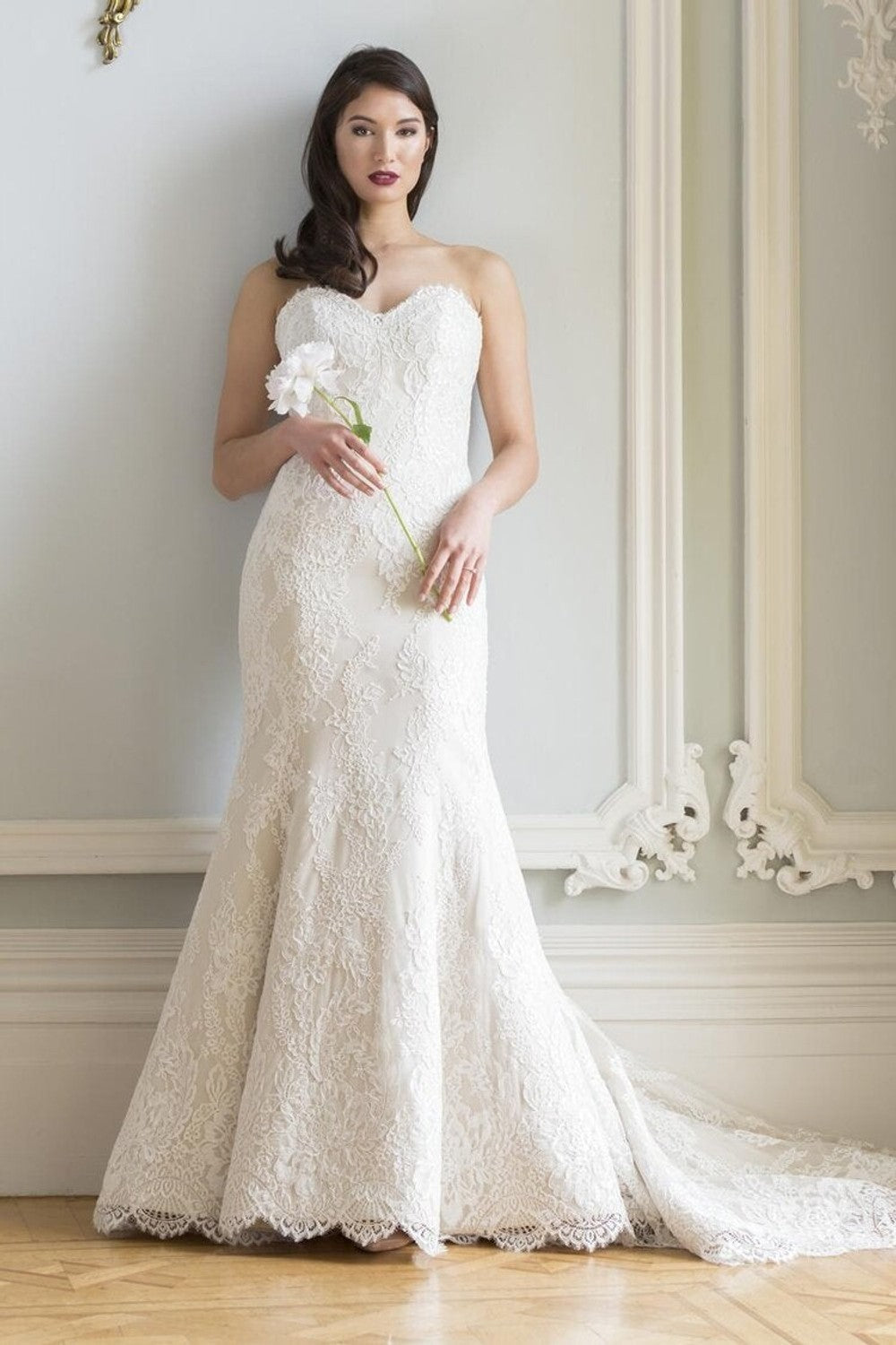 Refined Court Train Wedding Dresses with Quiet Drama