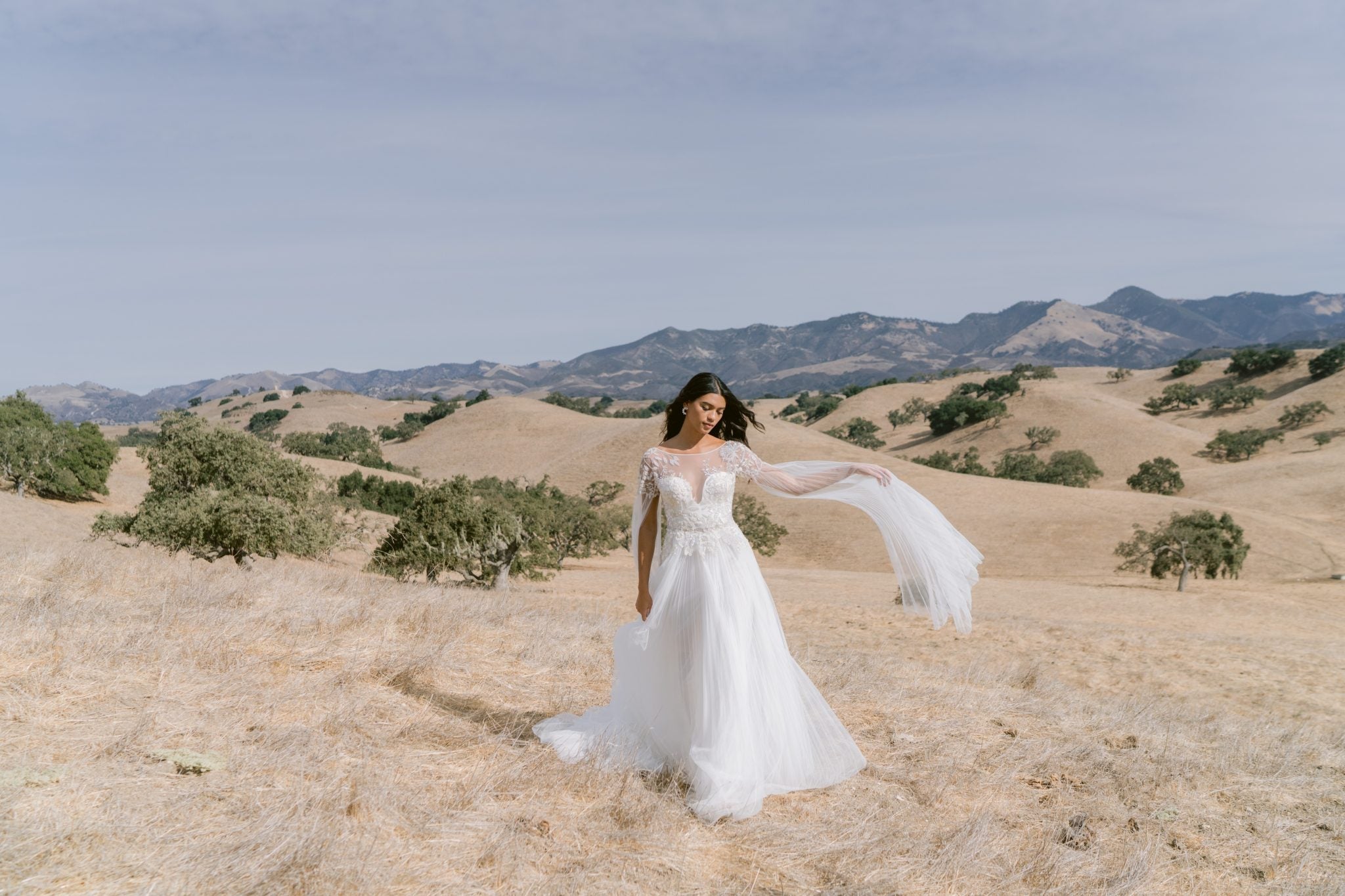 The Art of a Flowy Ethereal Bridal Look The Art of a Flowy Ethereal Bridal Look