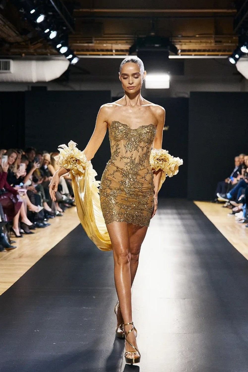 Applique Short Wedding Dresses for a Fashion-Forward Bride