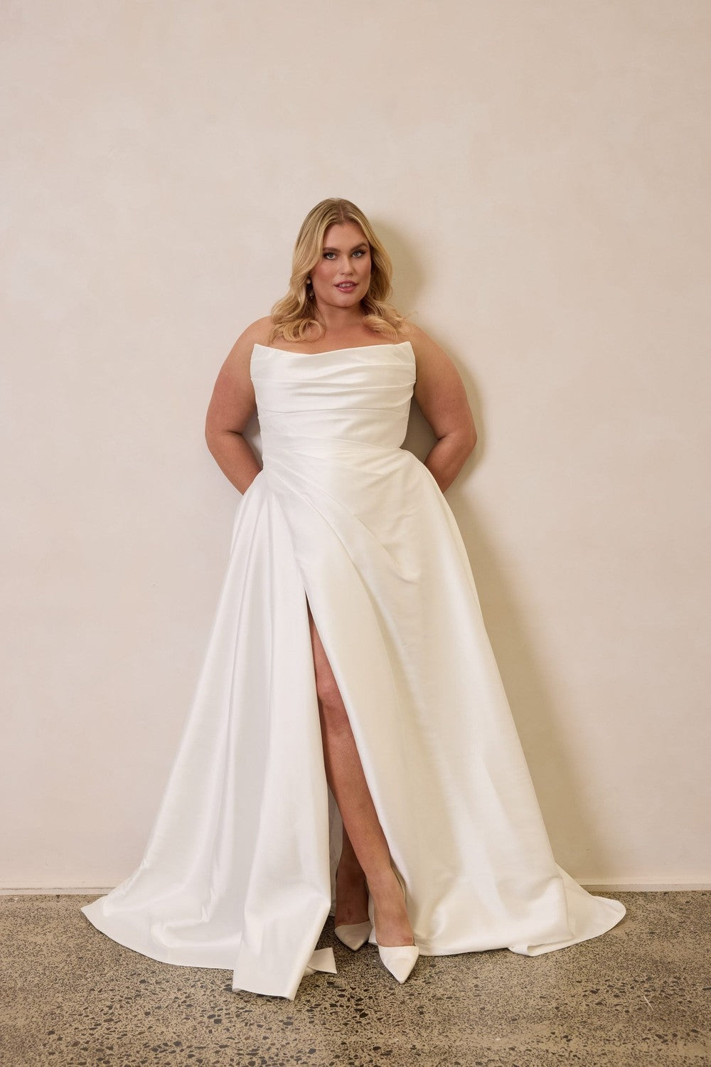 The Modern Ease of Sleeveless Bridal Style