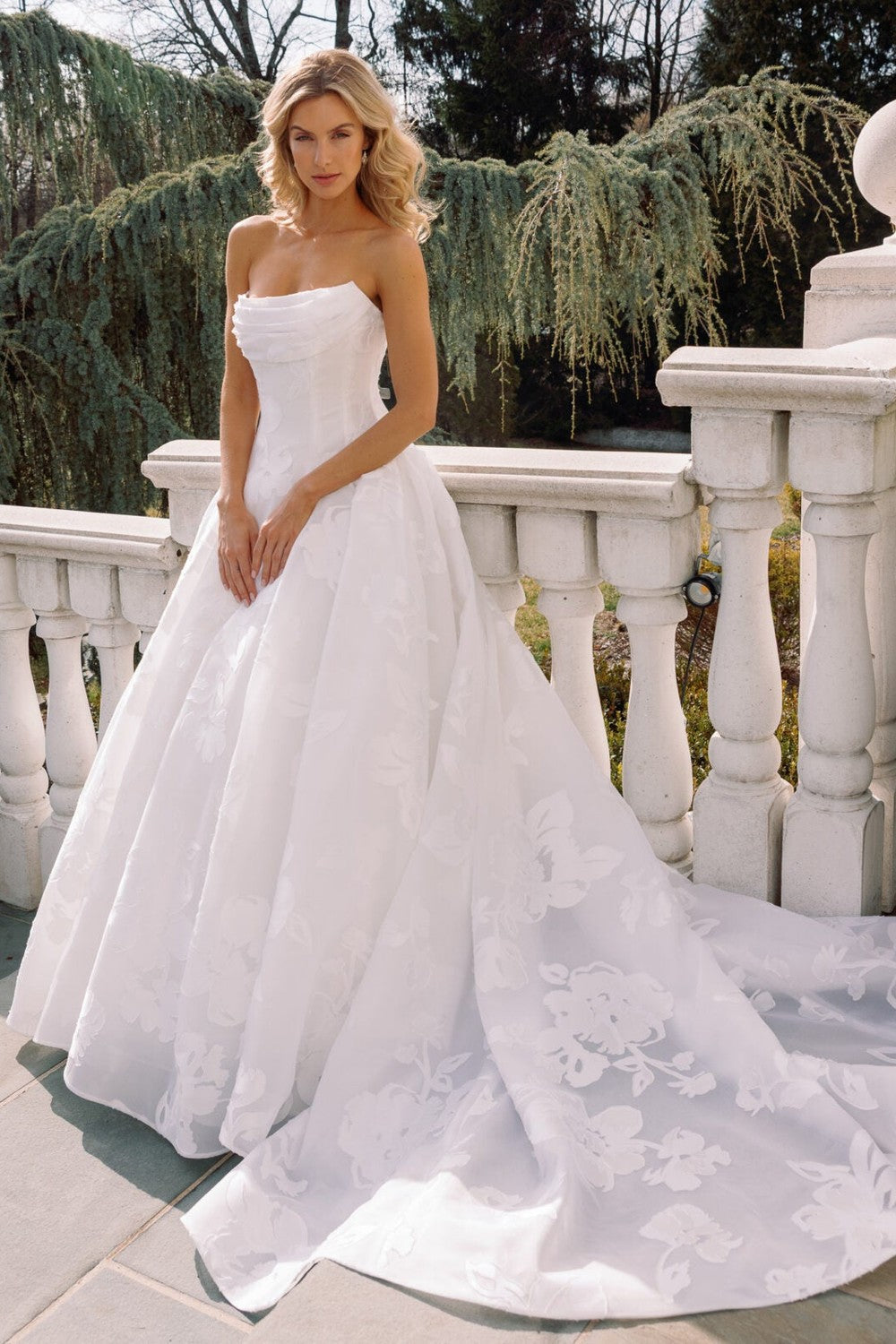 Ball Gown Wedding Dresses for a Grand Bridal Moment