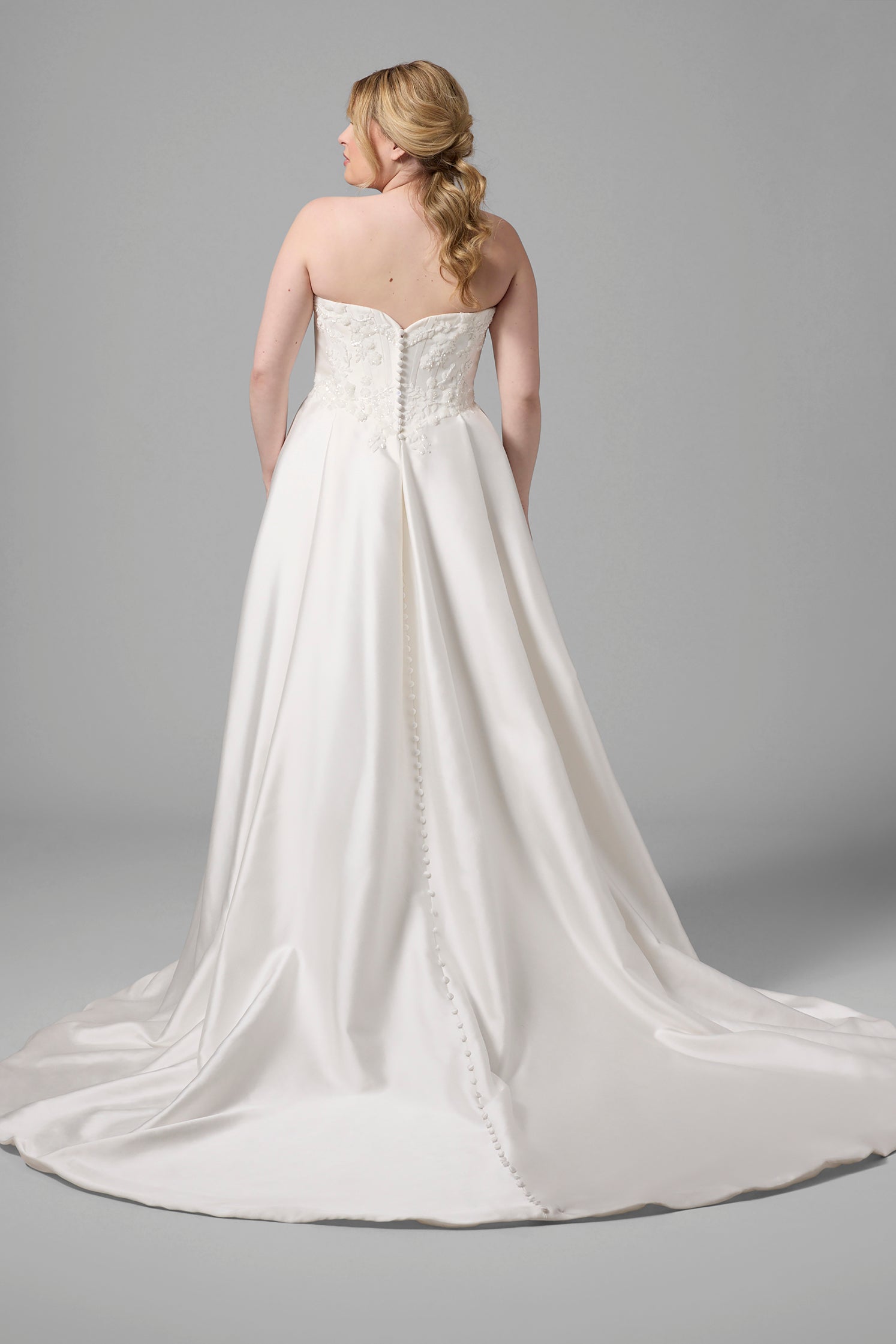 Plus-Size Modern And Elegant Embellished Satin A-Line Wedding Dress With Detachable Accessories
