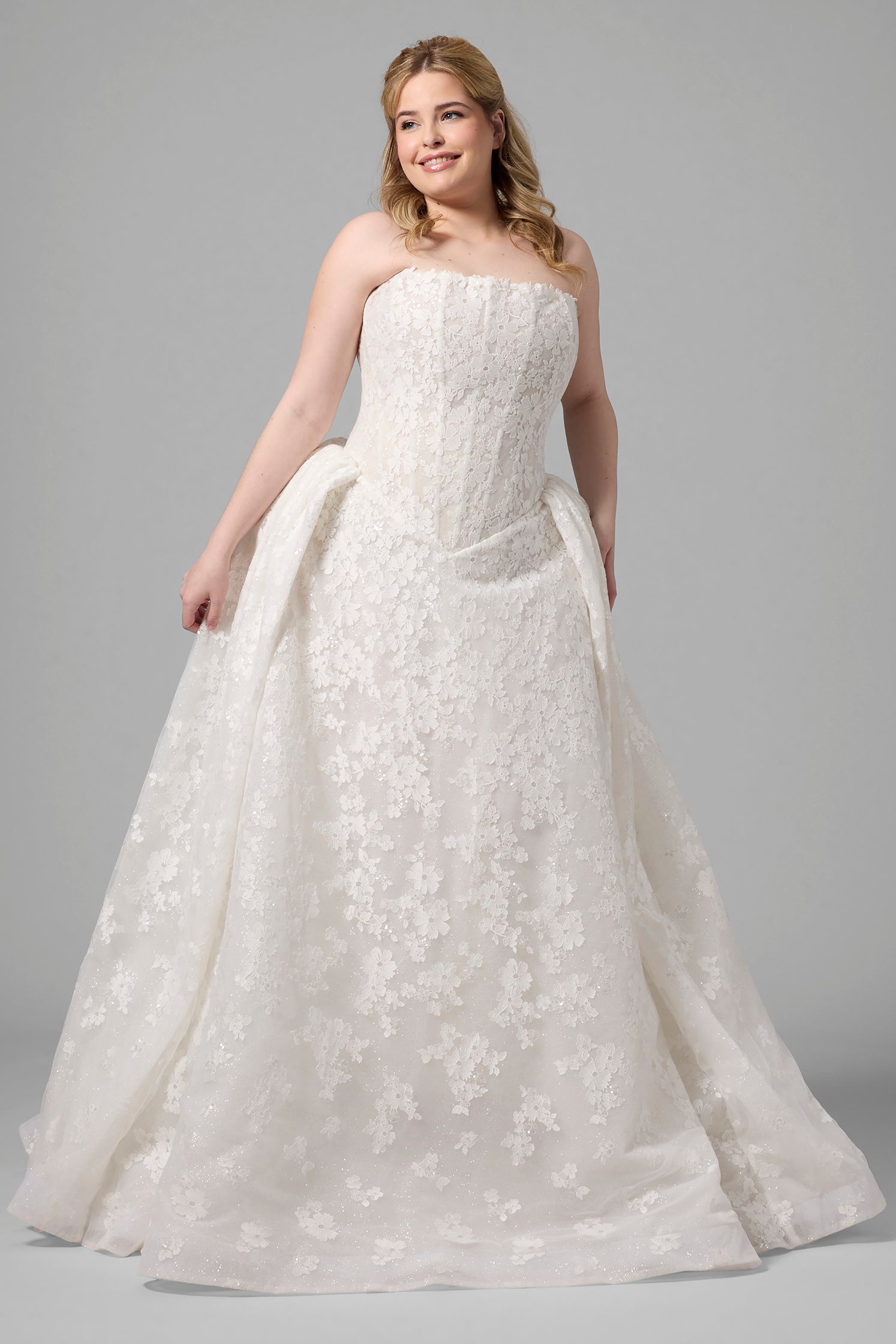 Plus-Size Romantic Basque-Waist Floral Lace Ball Gown