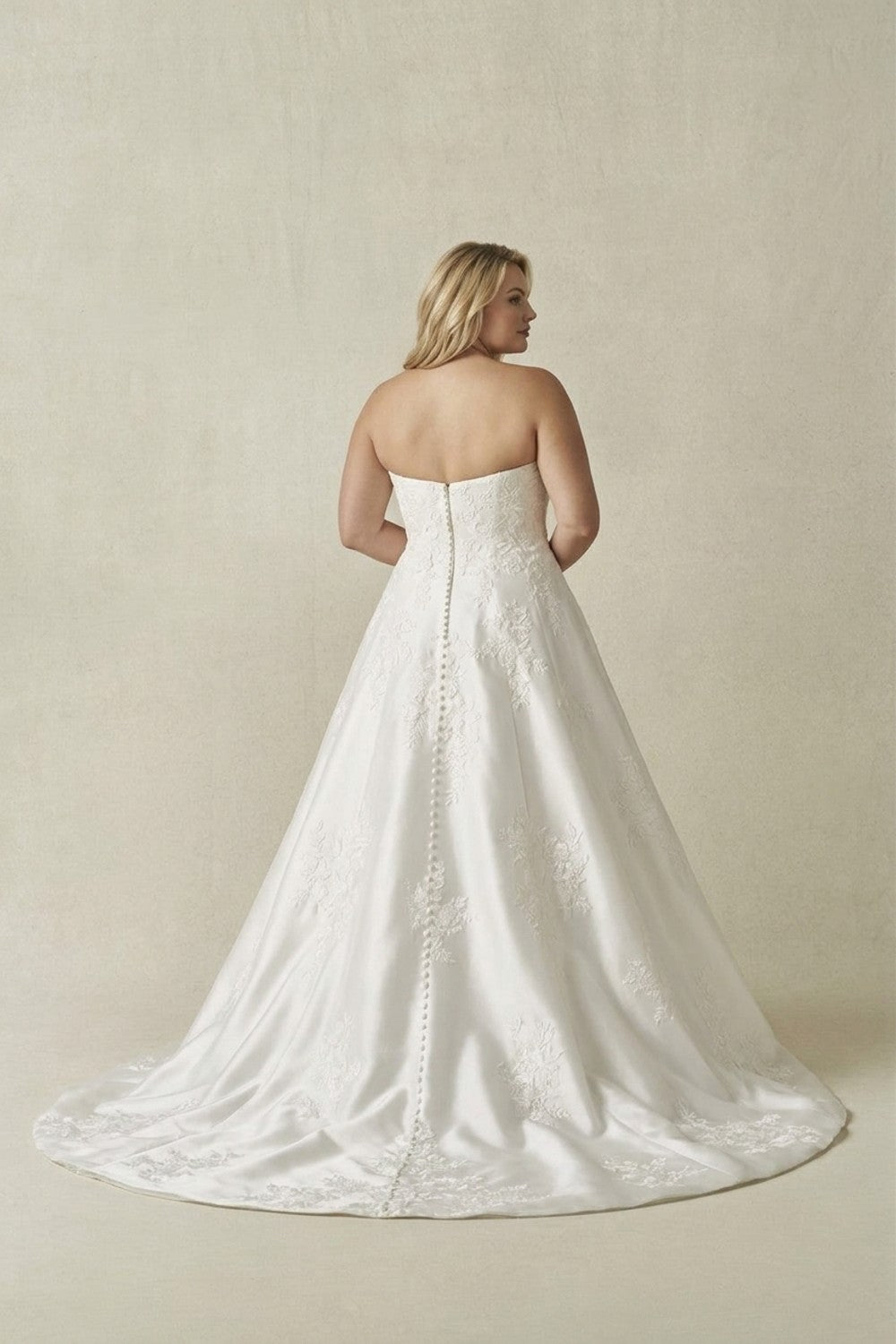 Plus-Size Modern A‑Line Wedding Dress With 3D Floral Lace — plus-size render