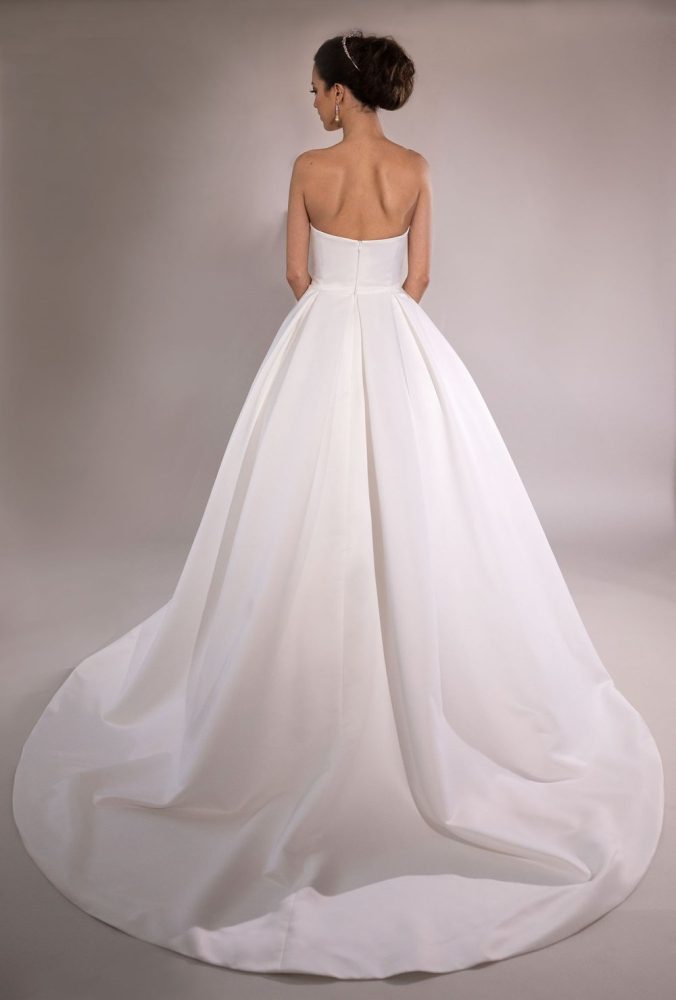 Classic Sweetheart Neckline Strapless Ball Gown Wedding Dress