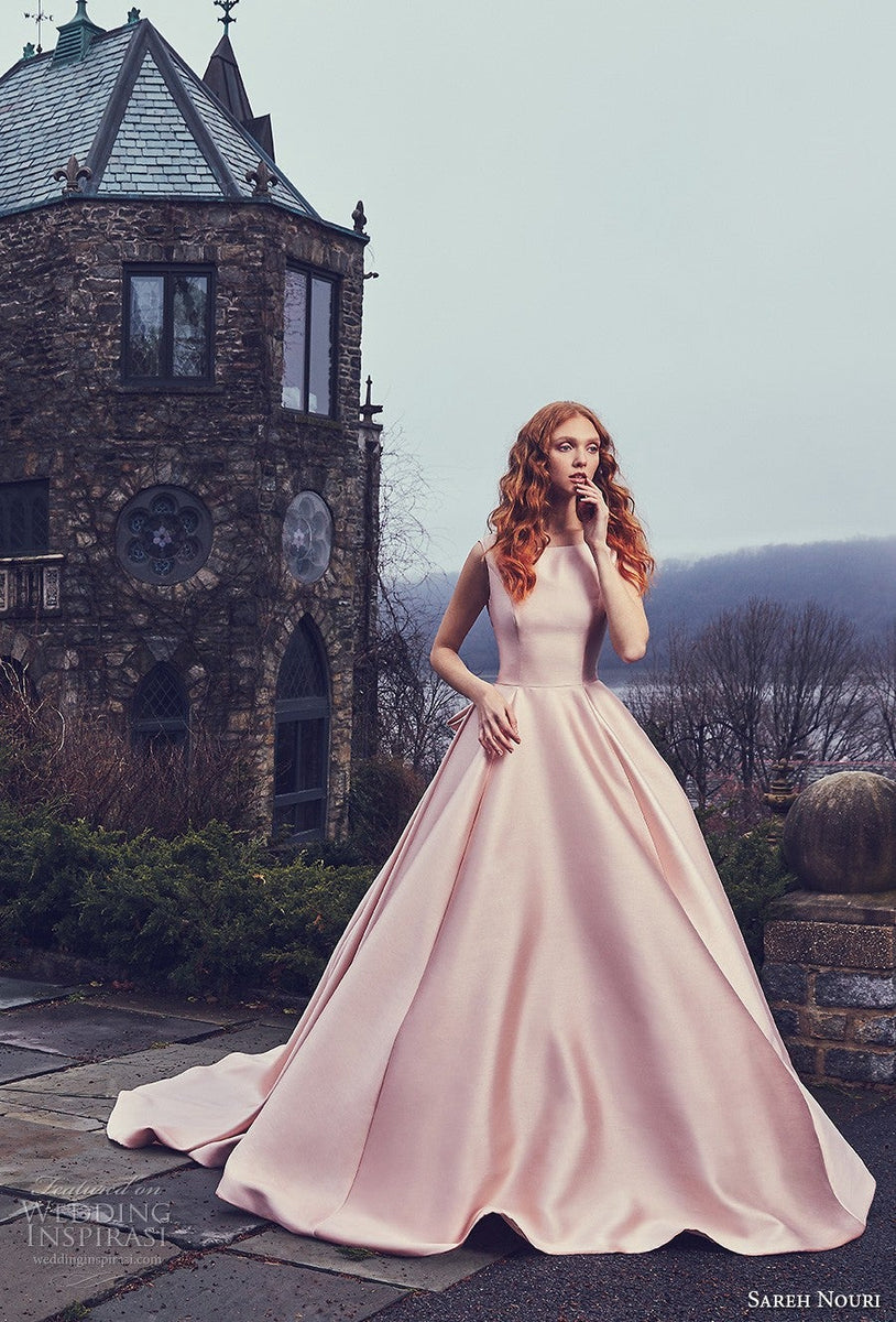 Why Bateau Necklines Feel So Effortlessly Polished