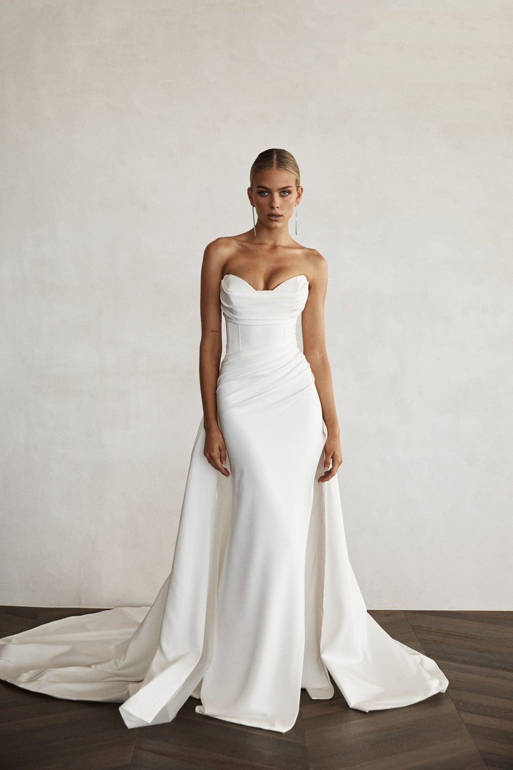 The Quiet Drama of Closed Back Bridal Style