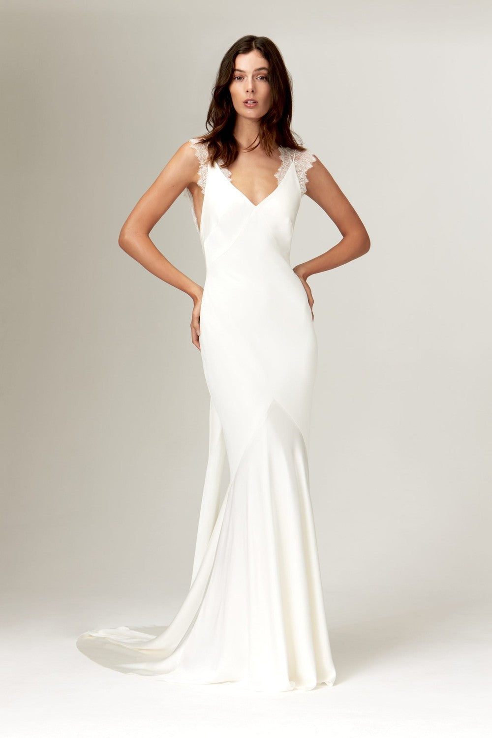 A Refined Take on Sleeveless Bridal Style