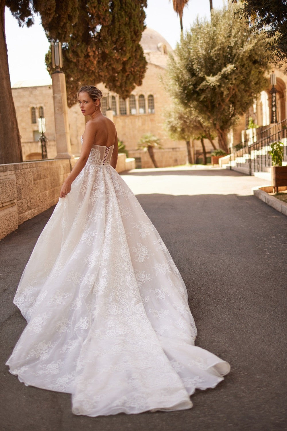 Romantic Lace A-Line Wedding Dress With Detachable Shawl by Arava Polak — image 3 of 3
