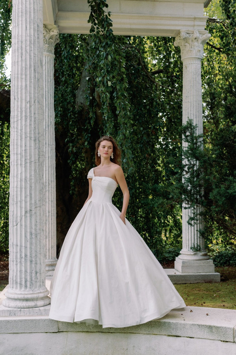 Dramatic And Timeless One-Shoulder Taffeta Ball Gown