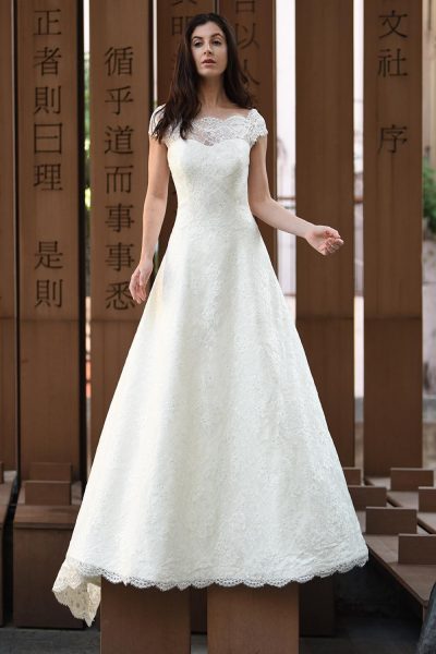 https://www.kleinfeldbridal.com/wp-content/uploads/2018/02/augusta-jones-illusion-sweetheart-neck-off-the-shoulder-lace-wedding-dress-33739087-400x600.jpg