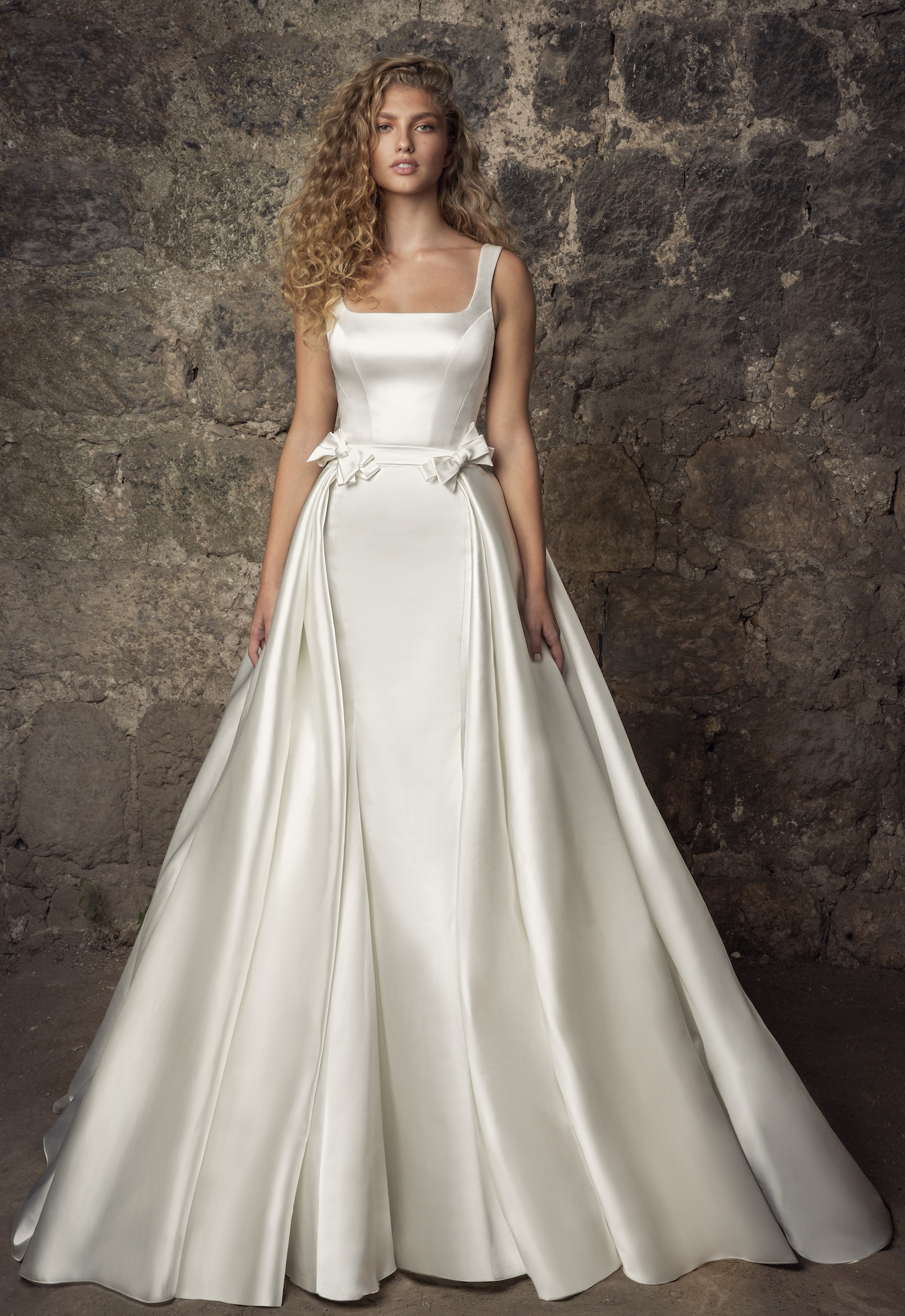 Satin wedding dress with detachable sleeves – Loretta • Piondress