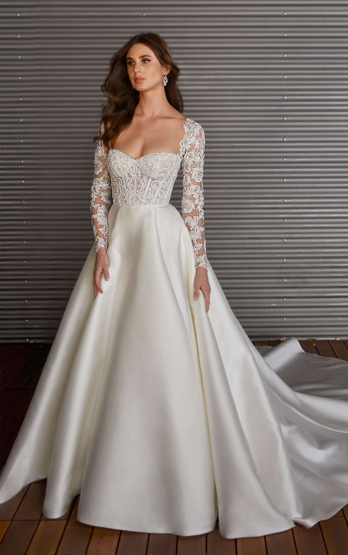 Classic Ball Gown Wedding Dress With Sweetheart Neckline And