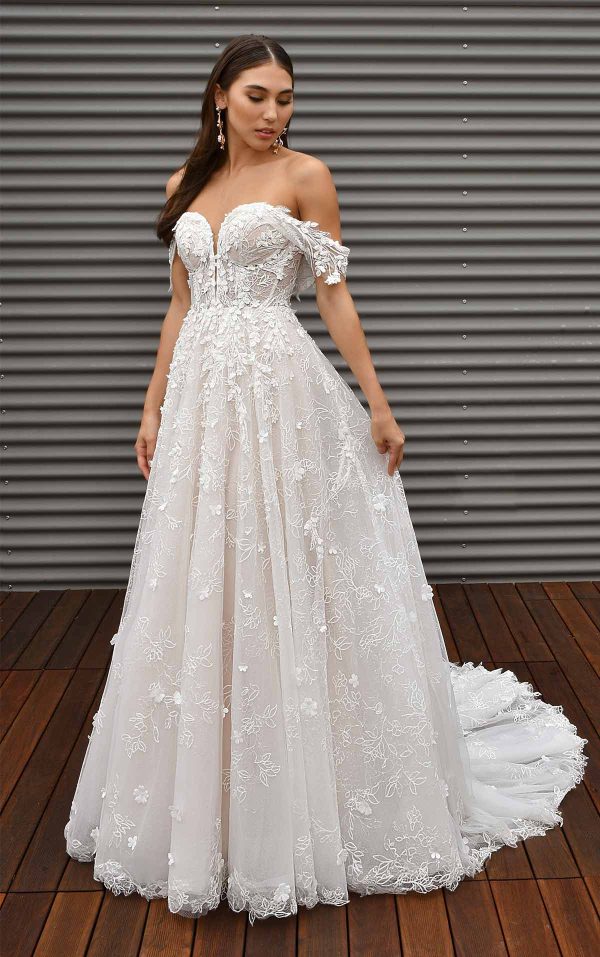 https://www.kleinfeldbridal.com/wp-content/uploads/2022/05/martina-liana-elegant-lace-sweetheart-wedding-dress-with-off-the-shoulder-straps-34472639-600x957.jpg
