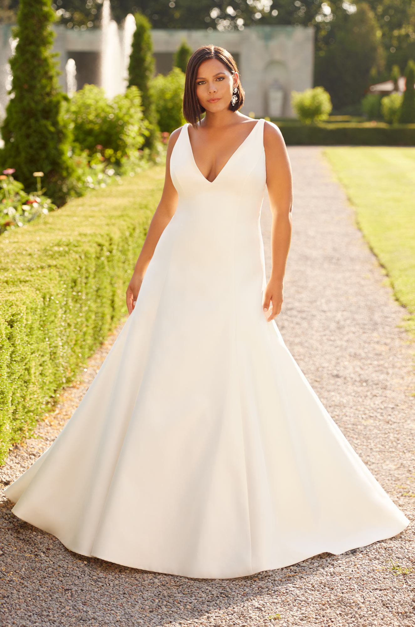 Aktuator Tumult Paine Gillic Sleeveless A-line Wedding Dress With V-neckline And Bow At Back | Kleinfeld  Bridal