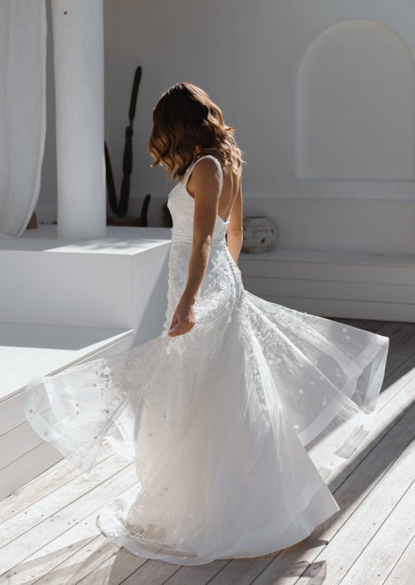 https://www.kleinfeldbridal.com/wp-content/uploads/2023/04/anna-campbell-sleeveless-a-line-wedding-dress-with-floral-embroidered-tulle-34697441-1-600x846.jpg