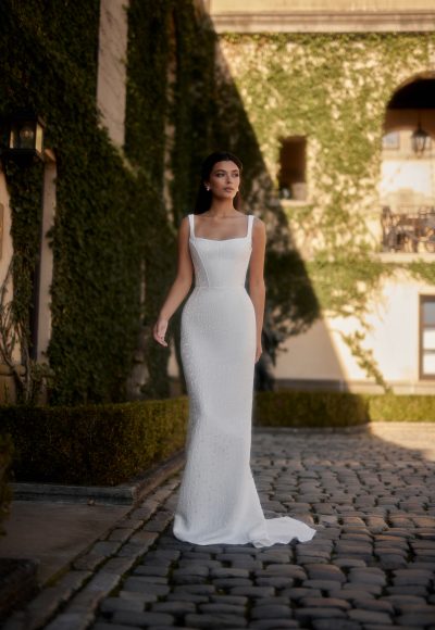 The 21 Best Square Neckline Wedding Dresses for an Elevated, Minimalist  Look  Wedding dress necklines, Square neckline wedding dress, Wedding  dresses simple