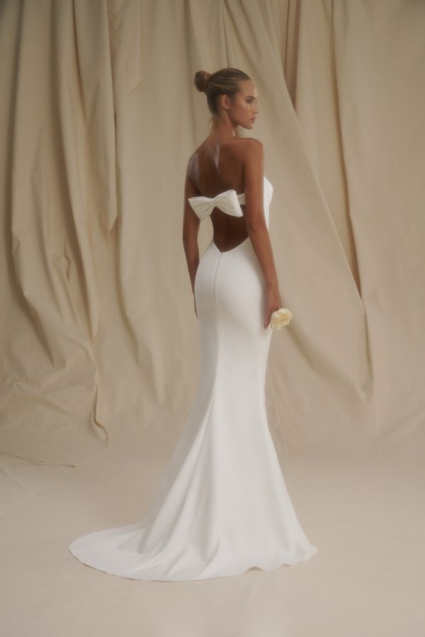 Sleek And Simple Fit-and-Flare Wedding Dress With Open Back And Bow by Senstudio - Image 2