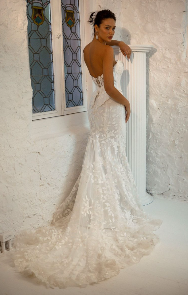 Basque-Waist Fit-and-Flare Wedding Dress With Detachable Puff Sleeves And Overskirt by Eve of Milady - Image 3